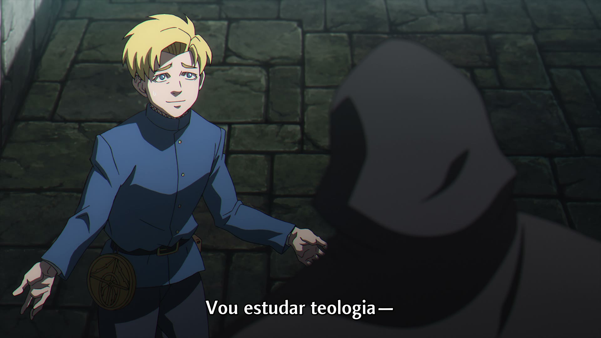 Rafal, de túnica azul, gesticula enquanto responde a uma figura encapuzada num pátio de pedra.